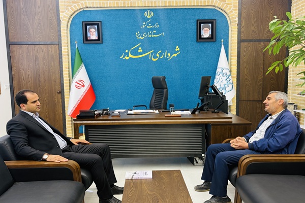 دیدار نویسنده کتاب «ریگ بوم ما » با شهردار اشکذر